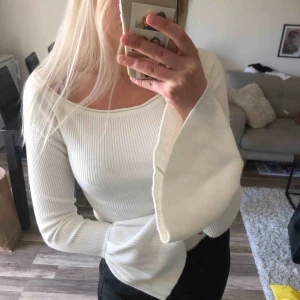  - Såå fin topp som tyvärr inte kommer till användning, perfekt skick 💛 50 kr frakt