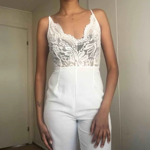  - Vit byxdress från Prettylittlething. Lång i benen så ser bäst ut med klackar! ✨ Fin till studenten 🥂