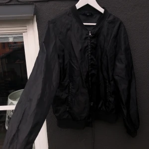 Tunn bomberjacka snygg passform - Köpt på a till ö. Asnice neutral jacka knappt använd. Nypris 700kr. Den är XL men sitter som en M. 