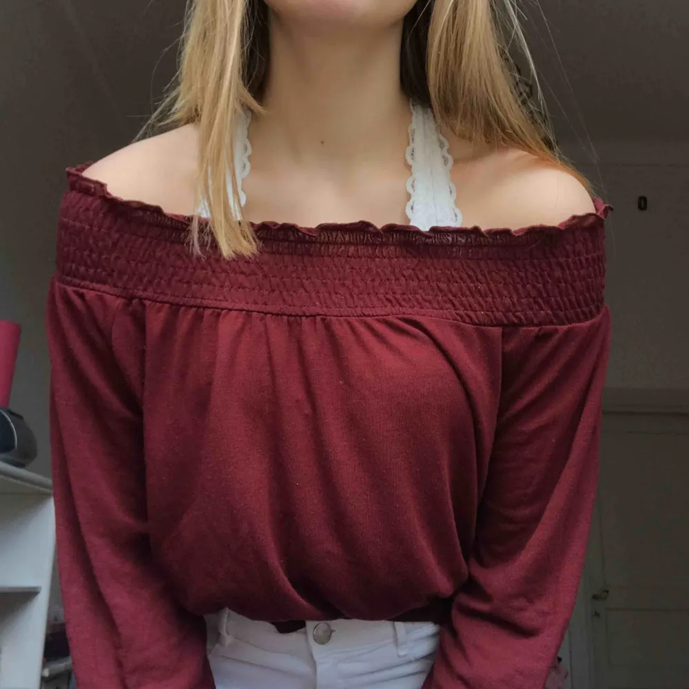 Maroon-red off the shoulder top from gina tricot. The neckline, bottom of sleeves, and bottom of the top are ruffled and the whole shirt is soft/ stretchy. It says it’s size S but could easily fit M as well💘. Toppar.