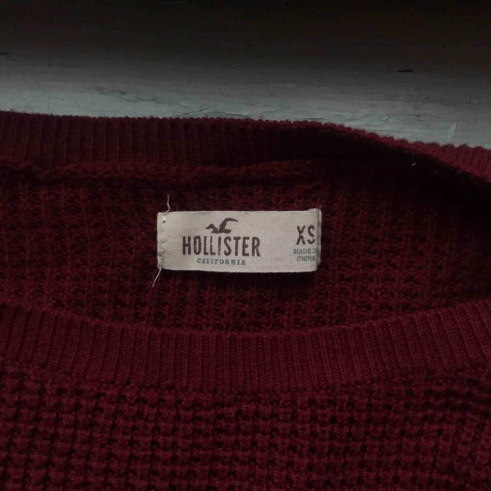 Selling this maroon-red sweater from hollister. It’s size XS but i think it would fit anyone up to a medium because it can stretch. It was only worn a few times and i think the original price was about 300kr💘. Stickat.
