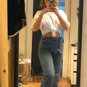  - Skit coola Levis jeans!Sitter lite löst på mig som har strl S i vanliga fall men funkar bra om man har skräp till.Skriv för mer bilder.Frakten är inkluderad i priset.💞