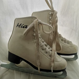 Skridskor - Jag hittar inte storlek men de användes av min dotter när hon var 8 år. Skridskor med taggar, okej skick