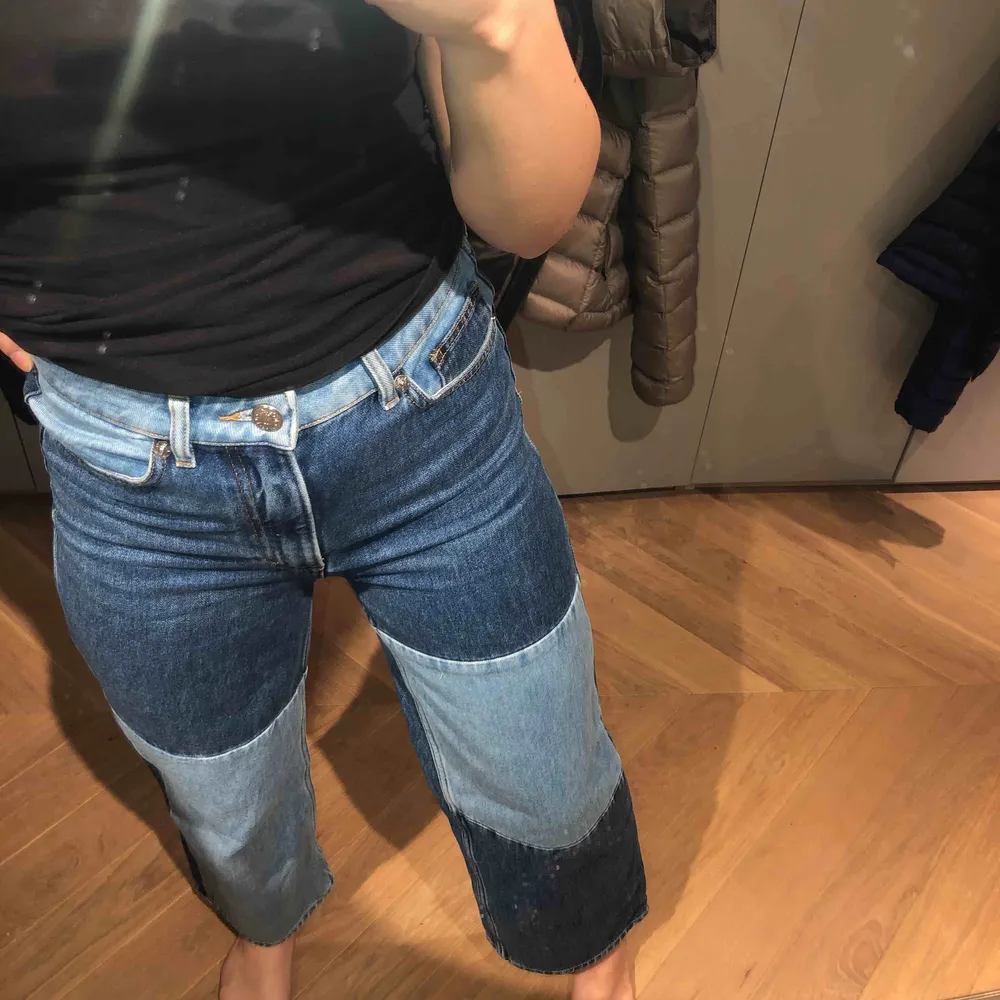 Supercoola och trendiga jeans med detaljer i skiftande jeansnyanser. Endast använda vid ett tillfälle. Det en en lite kortare och rakare modell.. Jeans & Byxor.