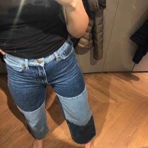 Supercoola och trendiga jeans med detaljer i skiftande jeansnyanser. Endast använda vid ett tillfälle. Det en en lite kortare och rakare modell.