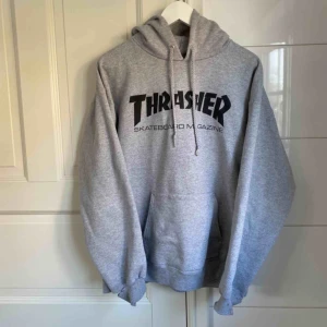 Thrasher  - Äkta Thrasher hoodie i bra skick!🔥 lite sönder nere vid ena armen! Ny pris 999kr! Kontakta för fler frågor! :)