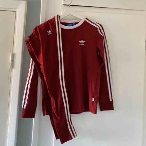  - Adidasset i burgundy! Pris för set 300kr var för sig 200kr. Om det ska skickas tillkommer frakt.