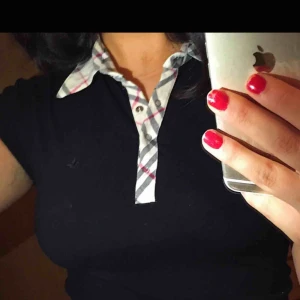  - Äkta Burberry t-shirt sitter hur fint som hellst med en fin krage! Änvänd cirka 2 ggr