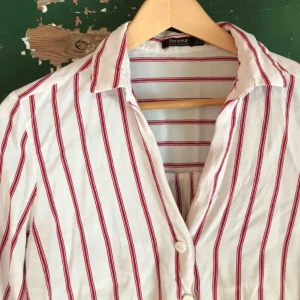  - Randig skjorta i lite större modell