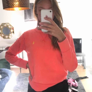  - Korallrosa tröja från Ralph Lauren :) Storlek S men kan nog passa XS också. Använd men det märks eller syns inte :) 