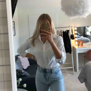  - Fin vit tigerskjorta i storlek 40. Denna är lite för stor på mig, men kan bäras som en oversized skjorta om man är i min storlek. Annars är den perfekt för en 40💕