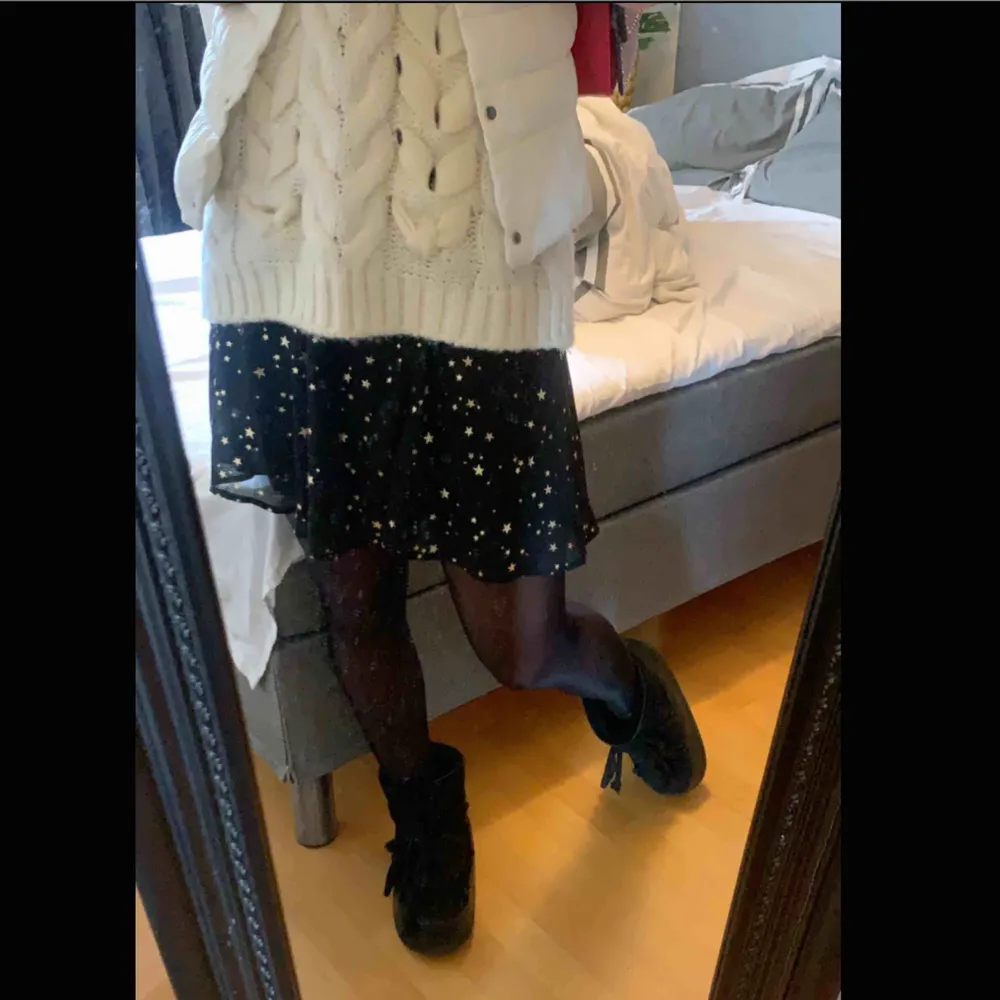 Jätte söt kjol med guldstjärnor ifrån Mint & berry, köpt på zalando för ett år sedan. Dessvärre har den aldrig kommit till användning. . Kjolar.