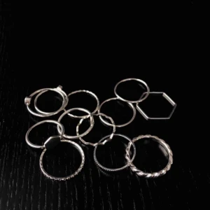  - 12 superfina silver ringar säljs för 100kr❤️ lite blandning av allt möjligt, kan säljas styckvis men säljs helst allihoppa😍 frakt på 11kr😇