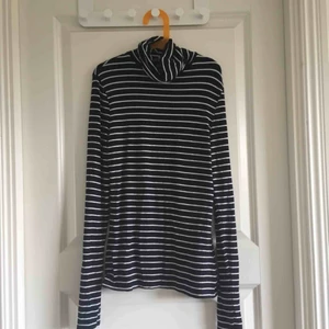  - Randig polotröja från h&m. Frakt på 49kr tillkommer!