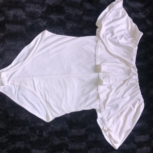 Vit body - Vit body från boohoo. Använd ett fåtal gånger. Frakt ingår🌸