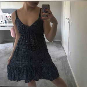  - Säljer denna super söta klänningen. Storlek 36. 🧚🏼‍♀️🧚🏼‍♀️🧚🏼‍♀️🧚🏼‍♀️