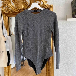  - 🖤Glittrig body från H&M🖤 öppen rygg och superfin att klä ner med ett par jeans eller klä upp med en svart kostymbyxa!