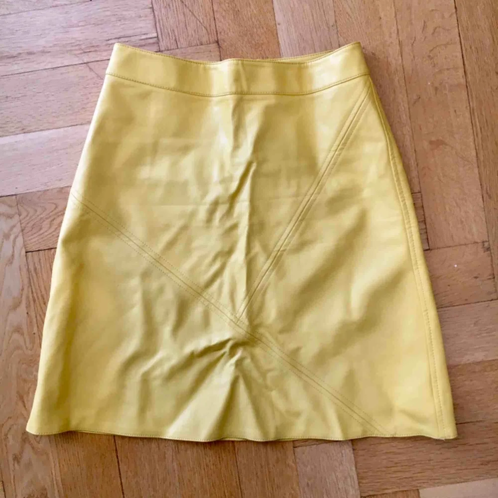 (Fake) gul skinnkjol från Zara! Så fin till sommaren!!!. Kjolar.