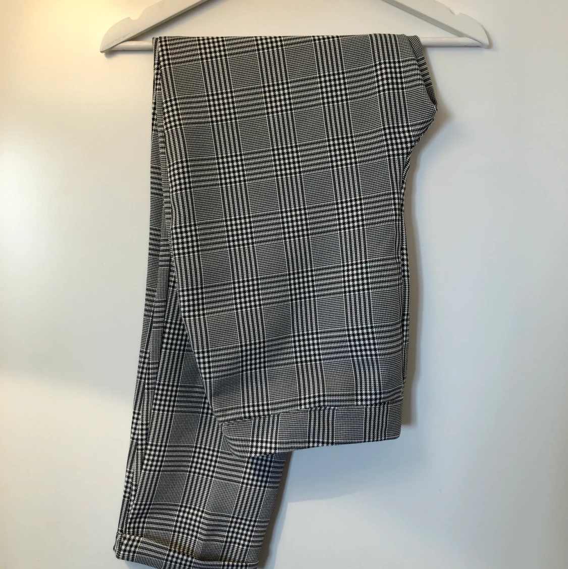 Grårutiga kostymbyxor