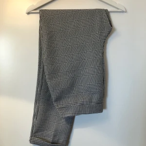 Grårutiga kostymbyxor - Grårutiga kostymbyxor i tunt material. Aldrig använda, lapp kvar. För korta för mig som är 177cm.