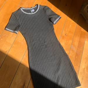 H&M divided  - Skitsnugg svart figursydd klänning men snygga detaljer runt kanterna:) Frakt tillkommer!