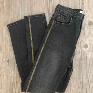  - Skit snygga stretchiga och väldigt högmidjade jeans med guld detalj längst benen. Köpta på Zara. Passar en 38/40💕