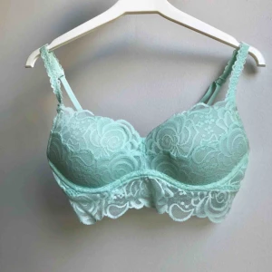  - En jättefin bh/bralette från Victoria’s Secret (PINK). Knappt använd. Den har lite pushup men inte mycket. (Frakt tillkommer om den ska skickas)