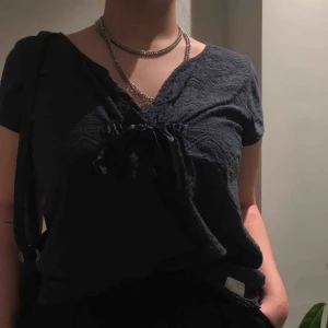  - Säljer denna superfina blus med broderat mönster och snörning från Odd Molly🥺 Är inte ett jättestort fan av märket annars men gillar verkligen stilen på denna. Den är äkta och i nyskick så därav priset, men det kan diskuteras.