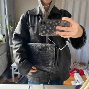  - Snygg väska/datorfodral i äkta skinn (därav det lite dyrare priset)💕 ett A4 anteckningsblock får perfekt plats, ev mindre dator! Relativt fint skick, knappt använd men köpt second hand🍒 köpare står för frakt