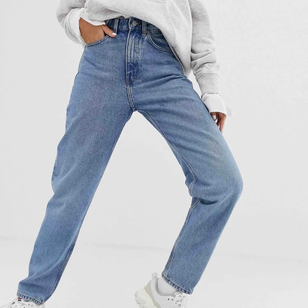 Snygga Weekday jeans i modellen ”Lash”👖 Storlek W30/L30📍Helt oanvända och därför i nyskick!📍Köpare står för frakt📍Nypris 500kr✨ Modellen på bilden bär W26/L32 och är 173 cm lång✨. Jeans & Byxor.