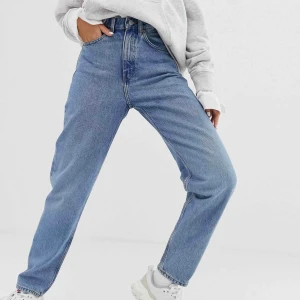 Weekday Jeans - Snygga Weekday jeans i modellen ”Lash”👖 Storlek W30/L30📍Helt oanvända och därför i nyskick!📍Köpare står för frakt📍Nypris 500kr✨ Modellen på bilden bär W26/L32 och är 173 cm lång✨