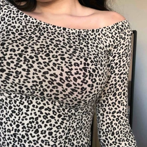  - En leopard topp från gina tricot som sitter tajt och lite halvt off shoulder, den är även lite croppad. Tunn i materialet men ändå inte genomskinlig så funkar perfekt nu till vår och sommar. Kan mötas i Örebro annars 55kr + frakt.