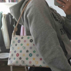  - Snygg vintage väska! Köpt på second hand men aldrig använd efter det. Den har lite slitningar på remmen men inget som syns mycket. Frakt på 50kr tillkommer. 😋😋