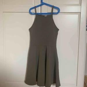  - Mörkgrön klänning som är vid nedtill. Använt 1 gång. 
