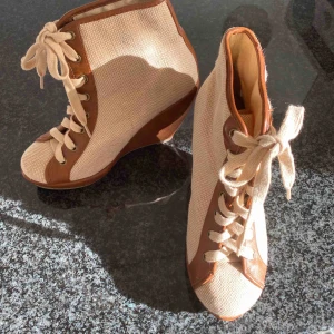  - Retro klackar! Cute cute cute 👌🏼  Kan träffas i centrala Stockholm, eller så står köparen för frakten.