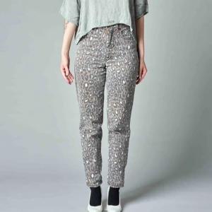 80-tals-jeans - Ett par 80’s jeans i djurmönstrat. Höga i midja, luftigare kring lår och smalare nertill.   Innerbenslängd 72 cm. Midja 66 cm. Frakt exklusive. 