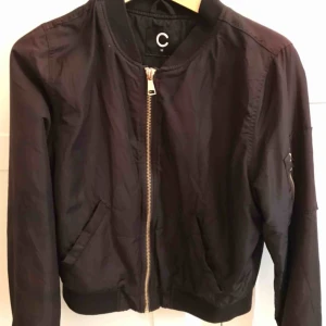  - Säljer min svarta bomberjacka då den inte längre passar mig. Endast använd ett fåtal gånger och är i fint skick! Pris går att diskutera! Köparen står för frakten!