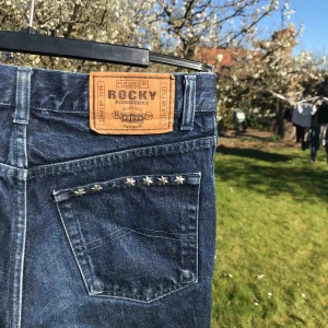  - Asballa Rocky-shorts som är köpta second hand förra sommaren. Säljer för att de tyvärr har blivit för små:( Ger nästan lite 90’ vibe. Två av stjärnorna på fickorna har tyvärr gått bort.