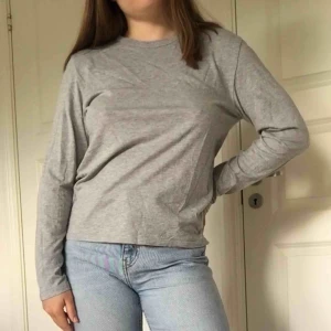 Monki tröja - Grå relaxed tröja från monki. Obs har en liten brun fläck på framsidan som säkert går att få bort om man försöker, inget som stör användning dock tycker jag. 52% bomull 48% modal. Frakt på 49kr tillkommer!