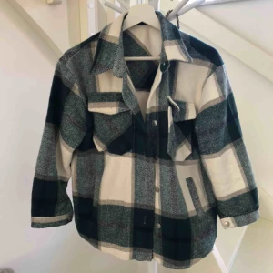  - Köpt här på Plick, men jackan är precis som ny! Jag säljer eftersom jag hade velat ha en större storlek. Jackan är från Anastasia men är näst intill exakt likadan som den från zara. Buda!! 🥰🥰🥰  