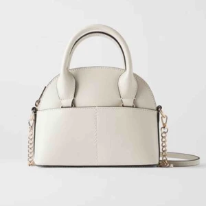  - Säljer min mini bowling bag från Zara (slutsåld!)⚡️⚡️ Hör av er om ni vill ha fler bilder eller om ni har någon fråga💞