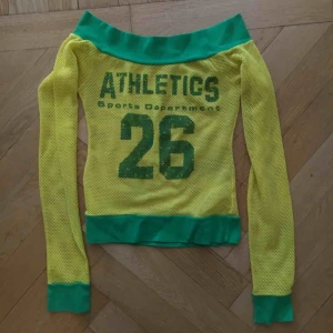  - En amazing gul/grön nättröja! I gott skick.