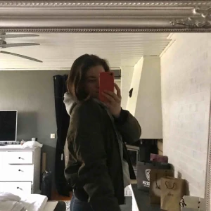  - Säljer nu min fina militärgröna bomberjacka från VERO MODA! Använd, men ser nästan ny ut, inga fel!  Säljer då den inte används längre✨ Frakt tillkommer 🍀🌸