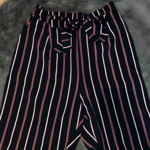  - Byxor från Zara med superfin passform. Har knytning, knappar och dragkedja vid midjan.  (marinblåa, röda och vita) 