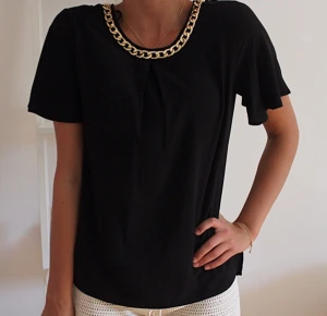  - Svart tröja med gulddetalj