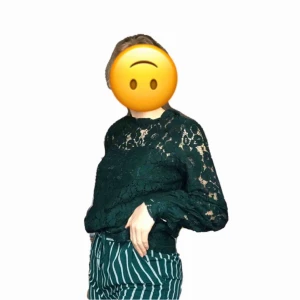  - En grön fin blus som jag säljer pga att jag köpt flera storlekar av den! Aldrig använd och prislappen kvar! Nypris 299kr. Säljer den för 200kr frakt ingår :)