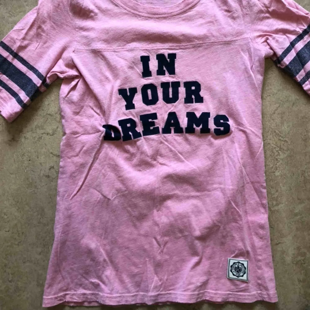 Längre tischa från VS Pink. In your dreams texten är i sammet. Köpt för 10 år sedan men knappt kommit till användning haha. Möts upp i Stockholm eller så står köparen för frakten 🌸. T-shirts.