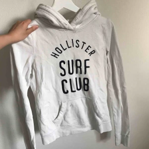  - Fin vit hoodie från Hollister in är i använt skick, finns nån liten fläck på fickan som man ser på bild tre. Eventuell frakt tillkommer 💗⚡️