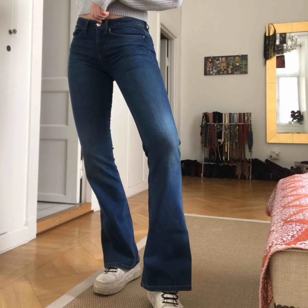 Popular flared jeans from Zara in size 36! I’ve only worn them a few times so they’re in good shape. They are quite long so I would say you have to be 170cm+ unless you wear heels (I’m 176cm). Selling because they’re not my style anymore🥰. Jeans & Byxor.