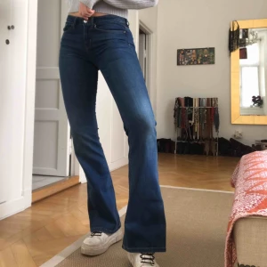  - Popular flared jeans from Zara in size 36! I’ve only worn them a few times so they’re in good shape. They are quite long so I would say you have to be 170cm+ unless you wear heels (I’m 176cm). Selling because they’re not my style anymore🥰